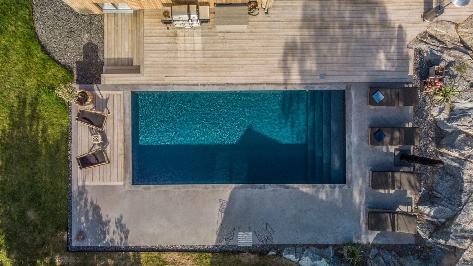 terrasse avec piscine maison en bois