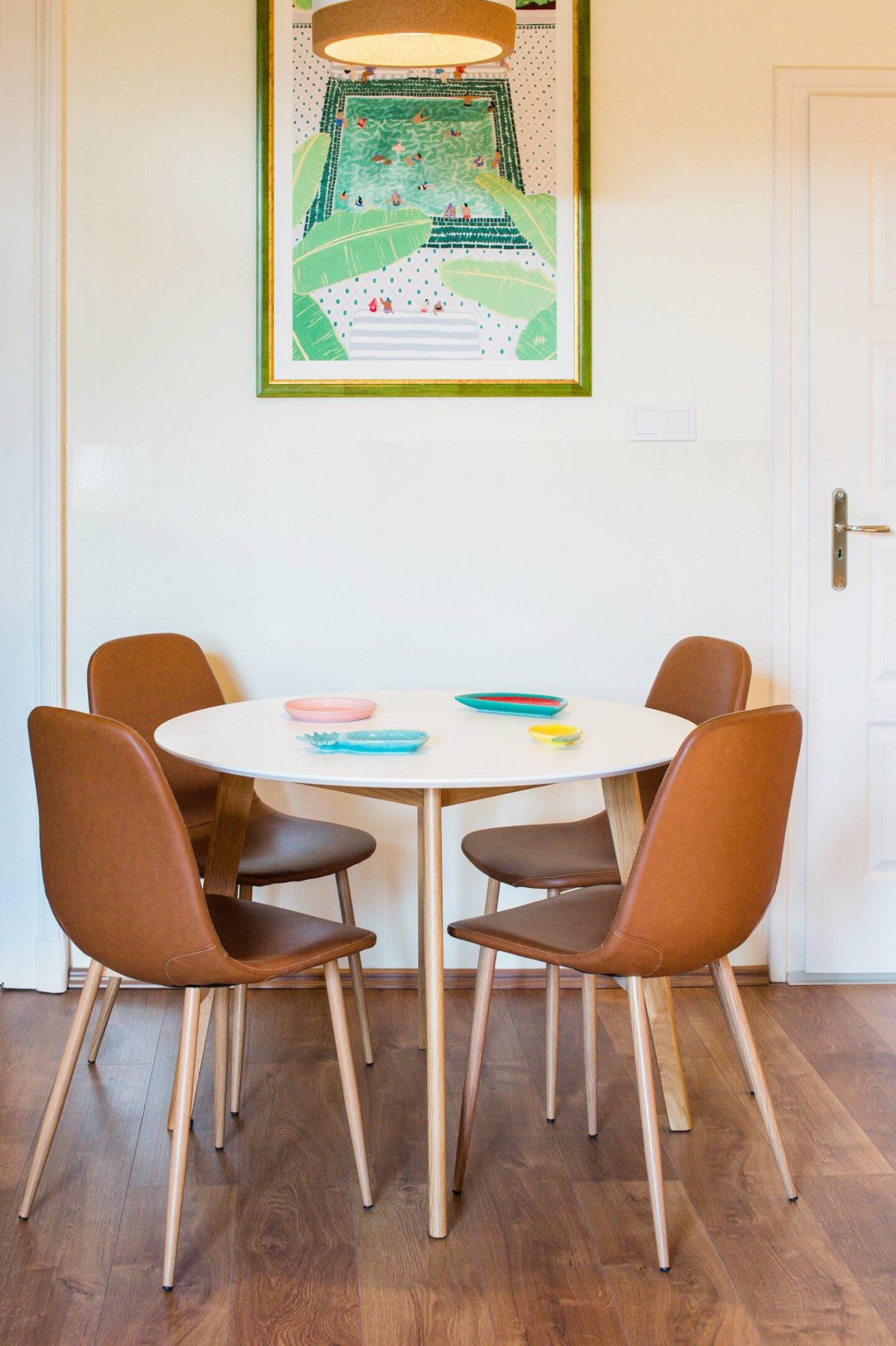 salle à manger table ronde chaises cuir