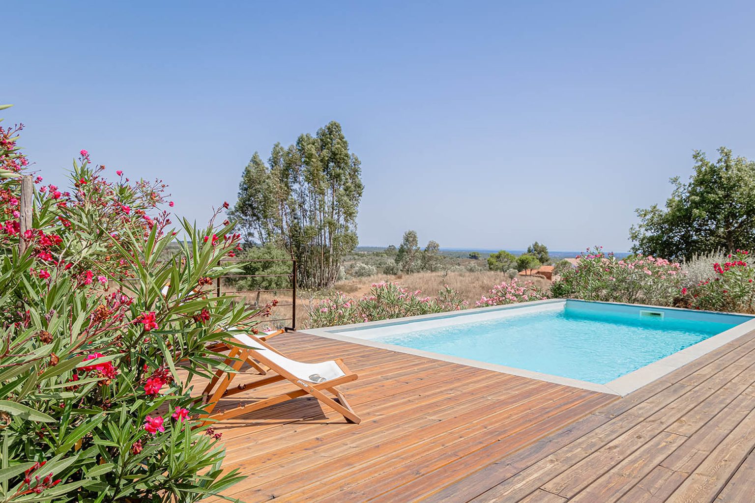 terrasse bois avec piscine Casa Acima