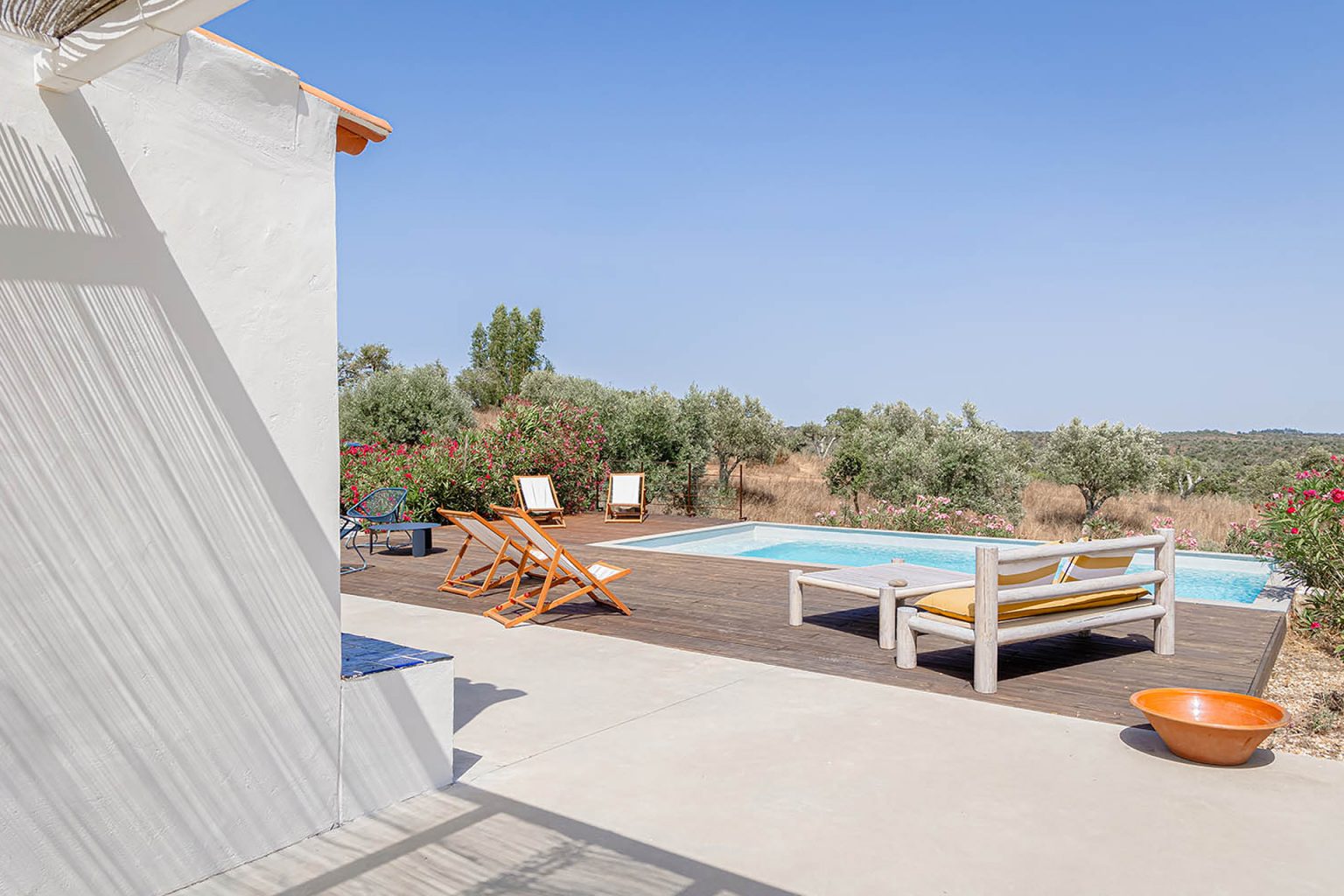 terrasse avec piscine maison ancienne et blanche Portugal Casa Acima