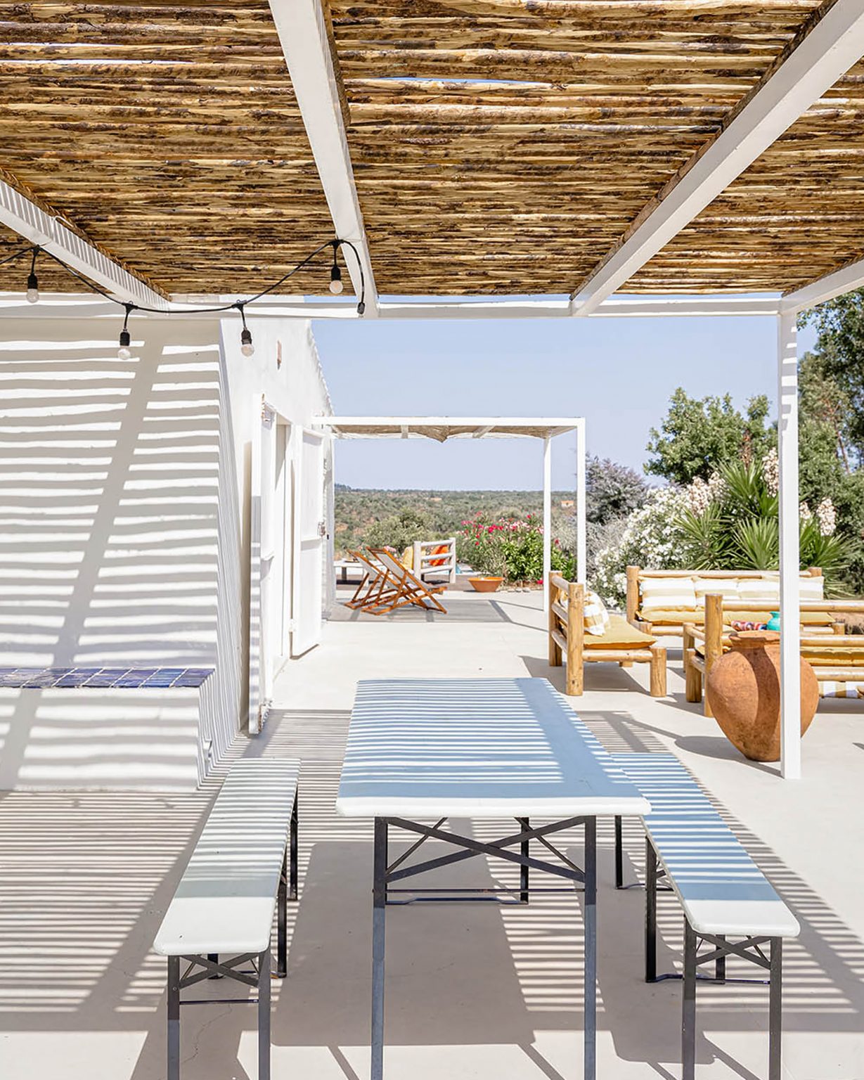 terrasse avec pergola acier maison ancienne et blanche Portugal Casa Acima