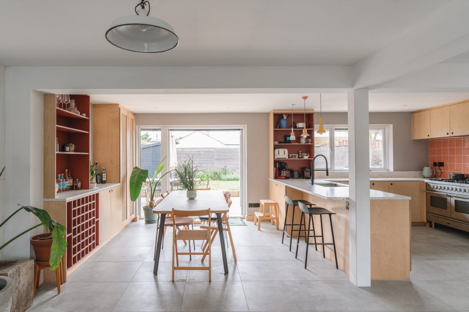 cuisine ouverte et salle à manger maison en bois