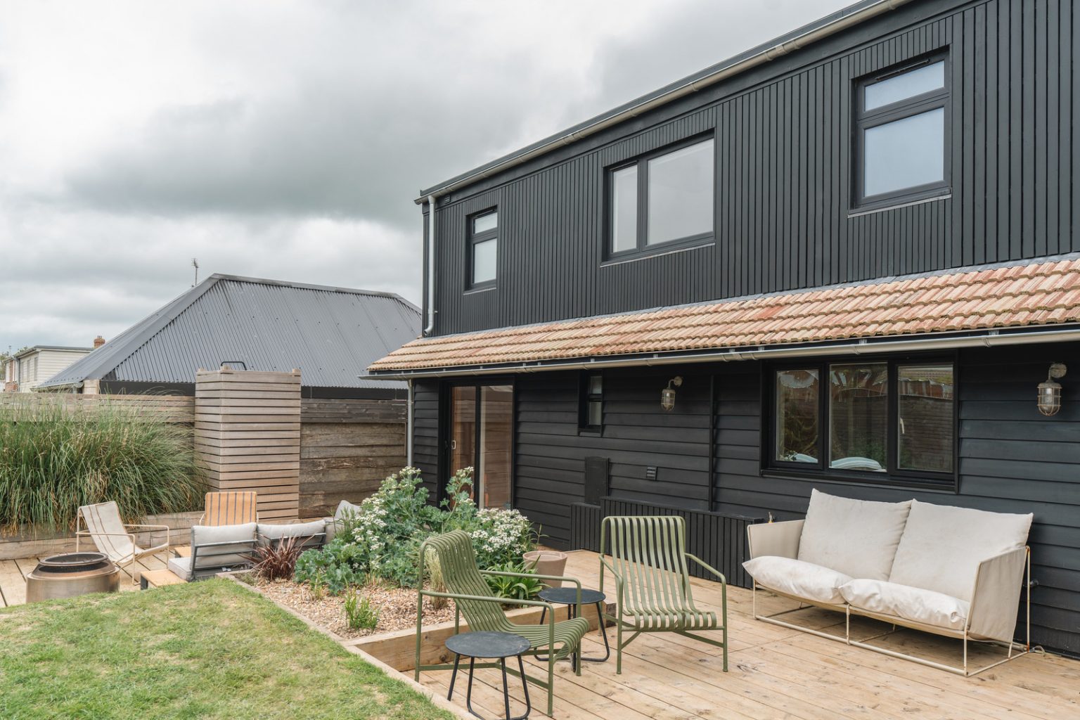 maison en bois noir