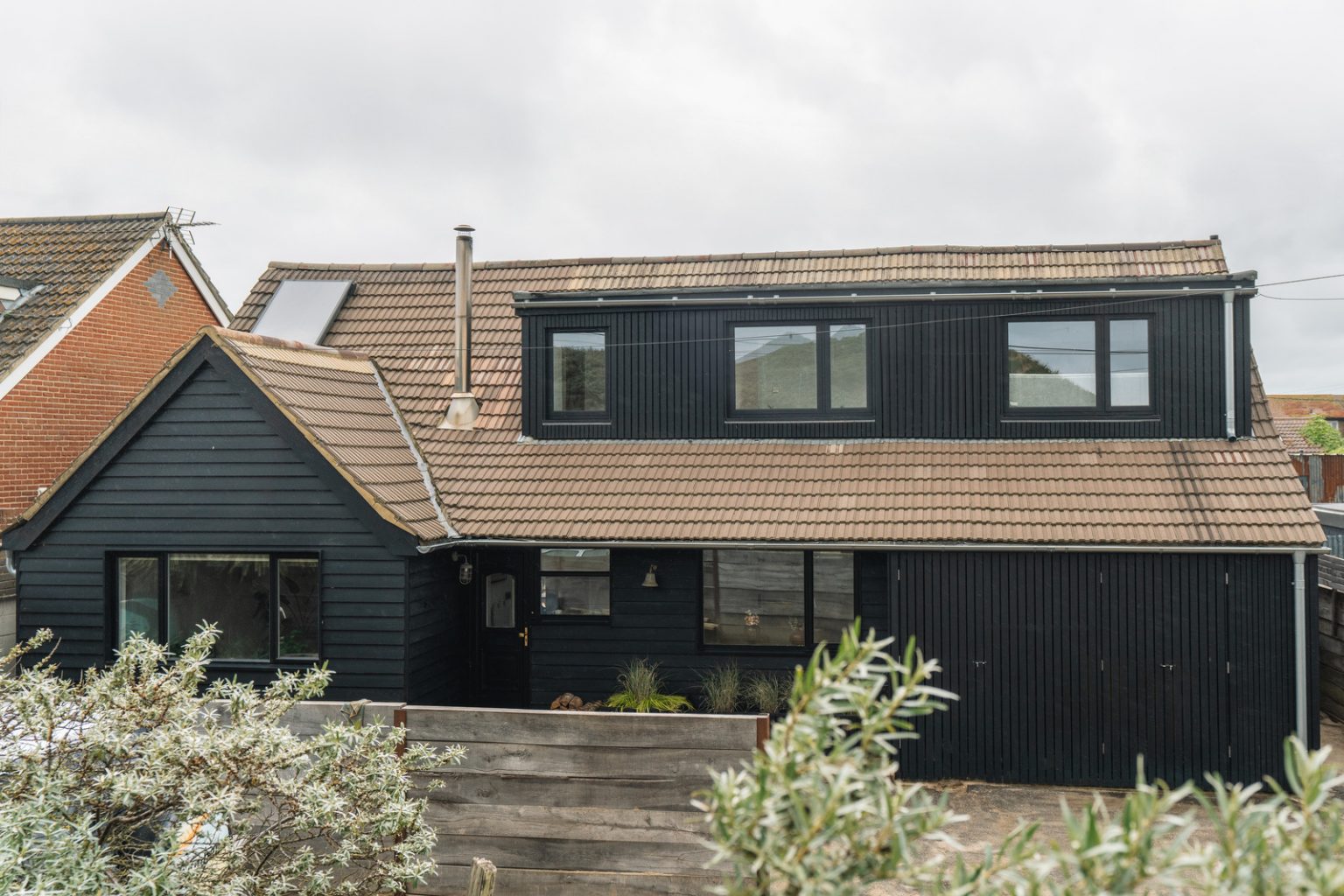 maison en bois noir