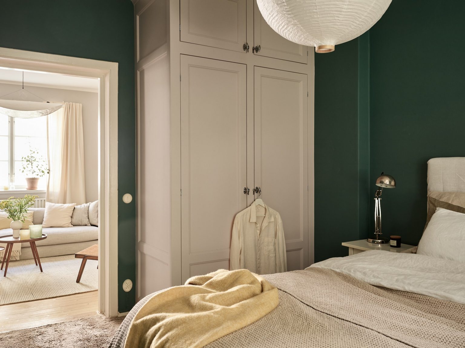 chambre avec placards murs verts