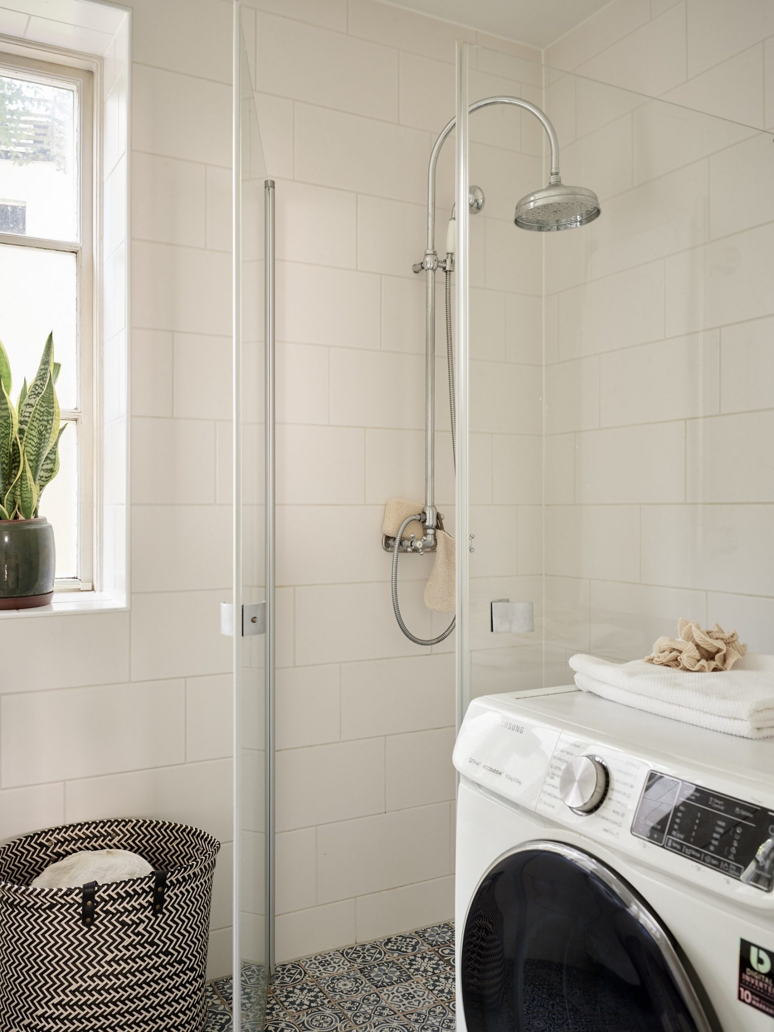 salle de bain avec fenêtre décoration scandinave