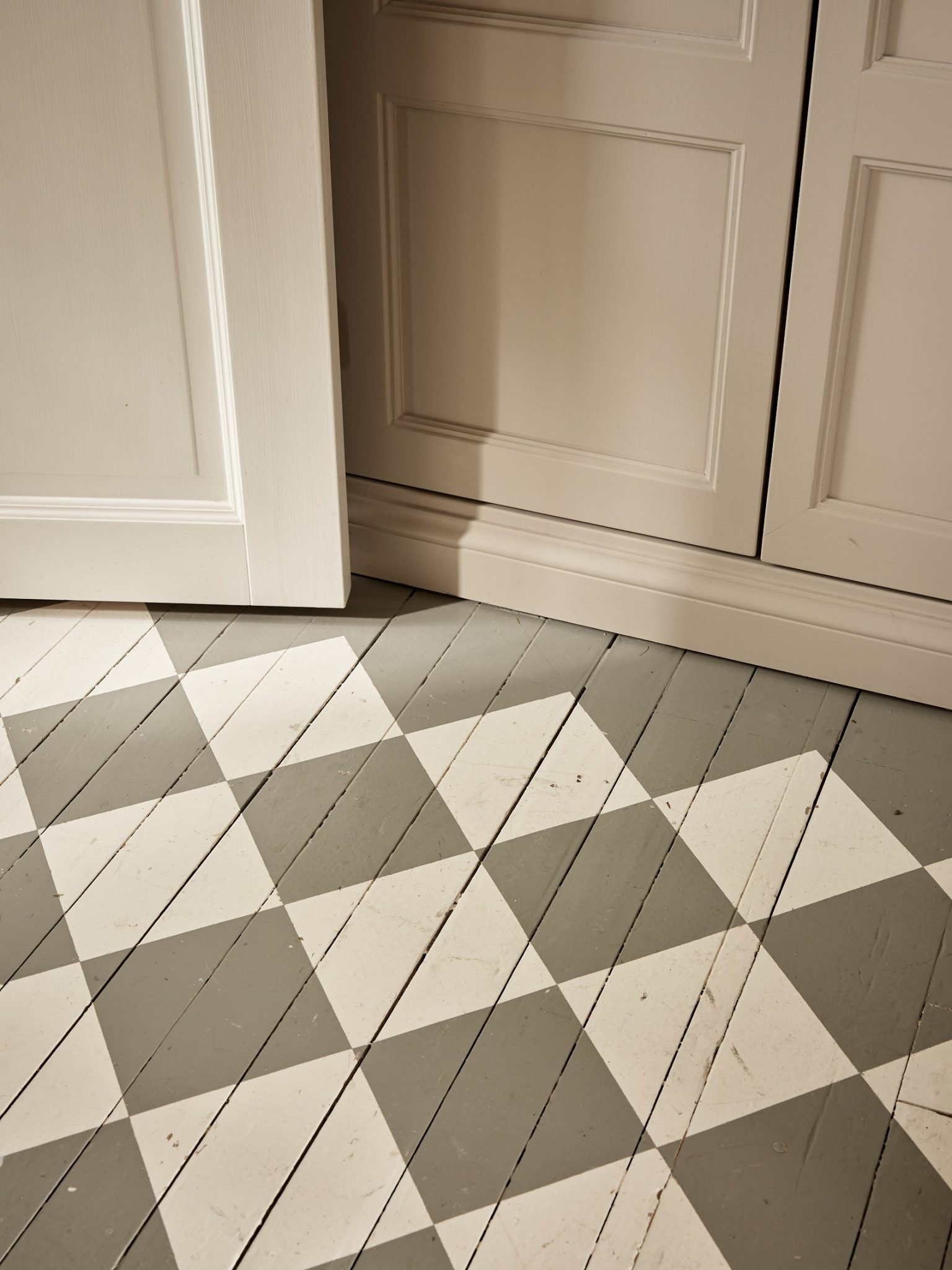 entrée avec parquet peint à damier gris et blanc décoration scandinave