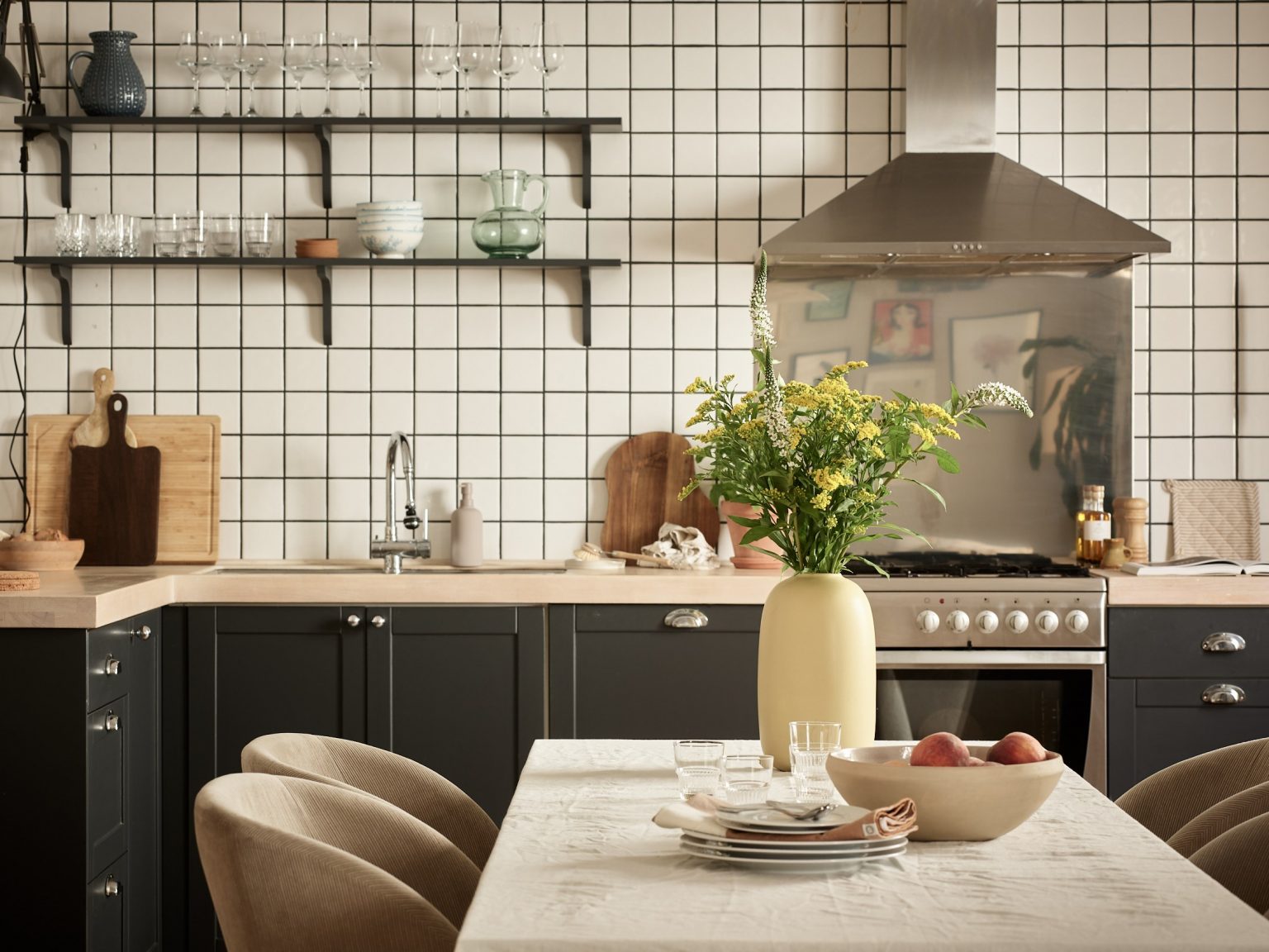 cuisine noire ouverte avec salle à manger décoration scandinave