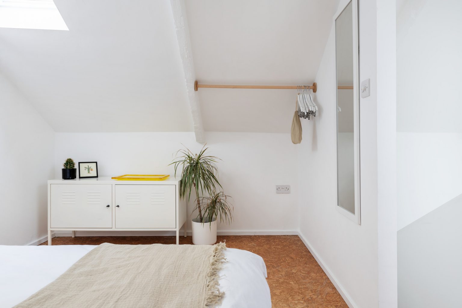 chambre mansardée minimaliste