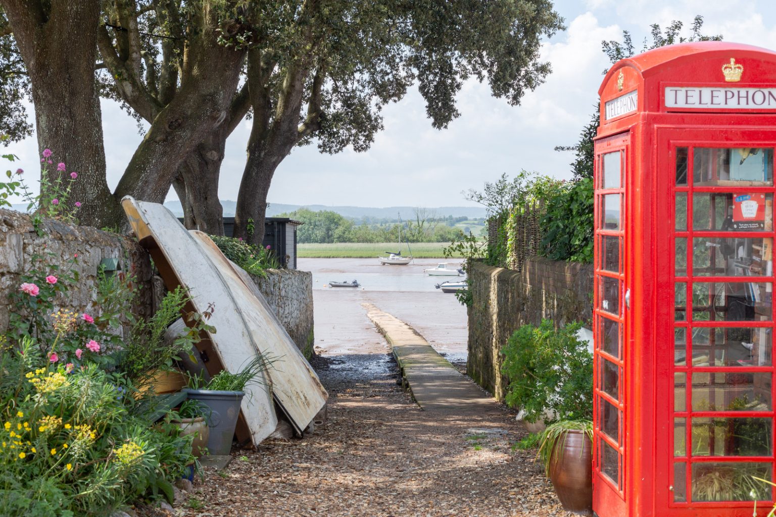 estuaire rivière Angleterre rue avec cabine téléphonique rouge