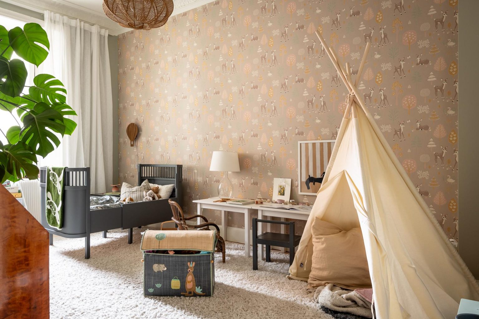 chambre enfant avec papier-peint