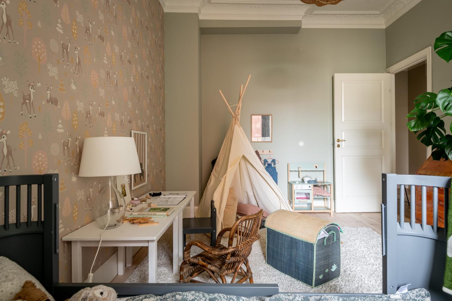 chambre enfant avec papier-peint