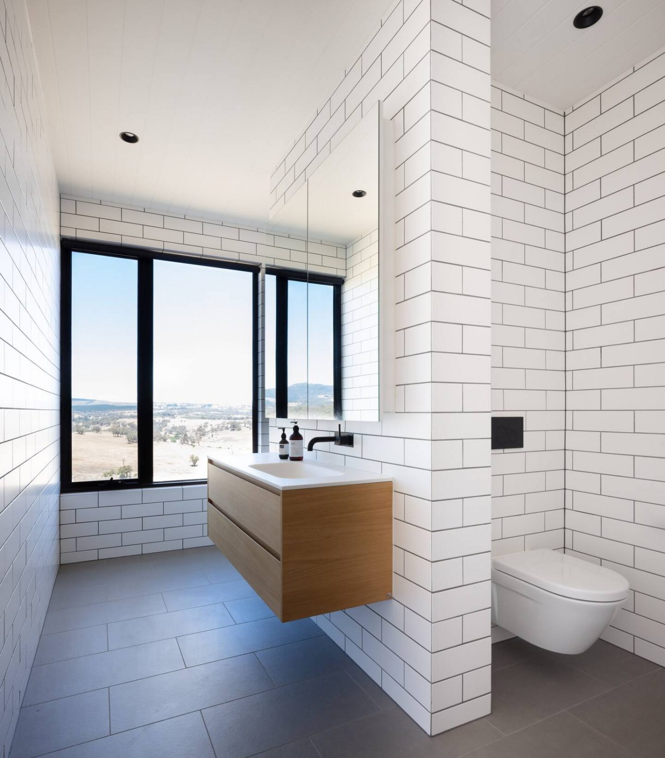 salle de bain carrelage blanc avec baies vitrées maison contemporaine