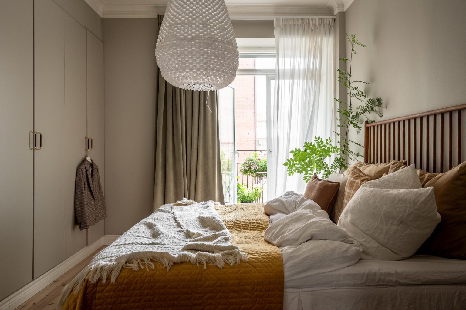 chambre beige avec placards