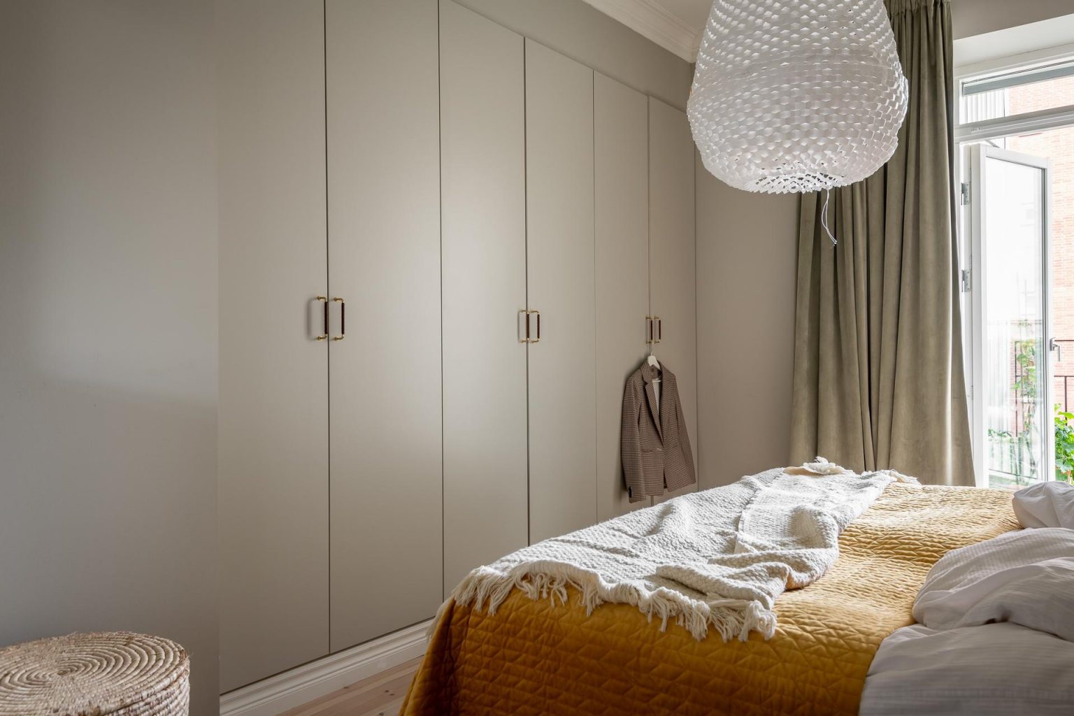 chambre beige avec placards