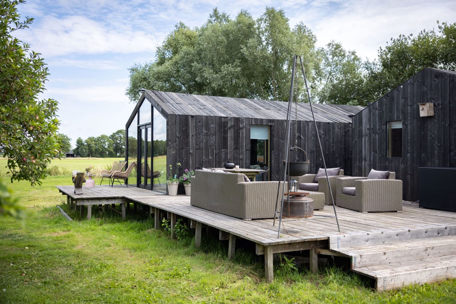 maison en bois noir