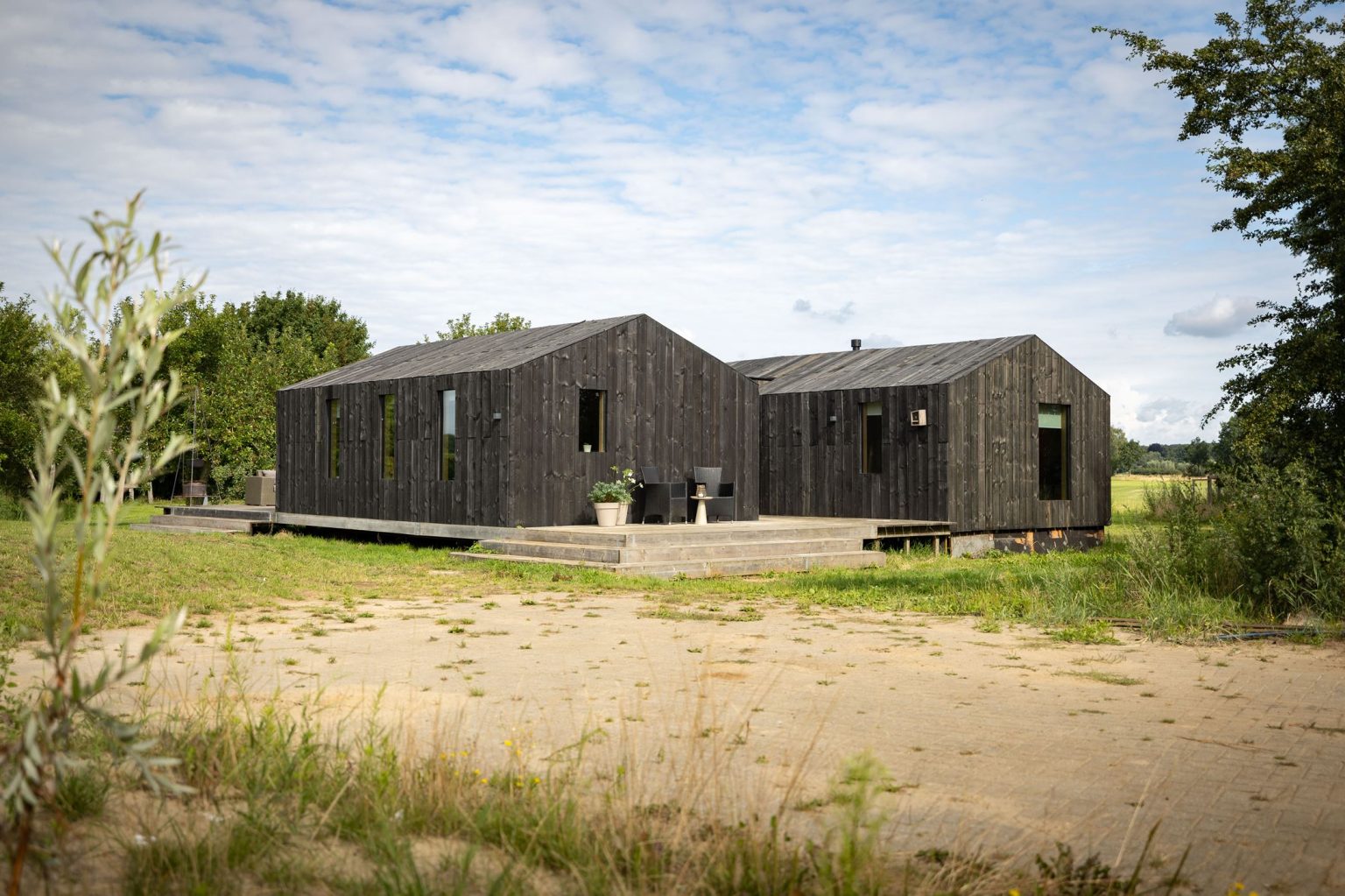 maison en bois noir