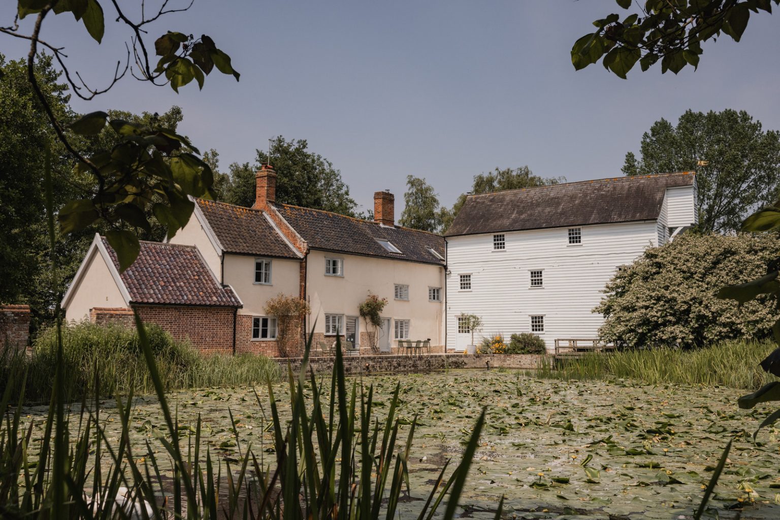 maison rustique et son ancien moulin dans le Suffolk