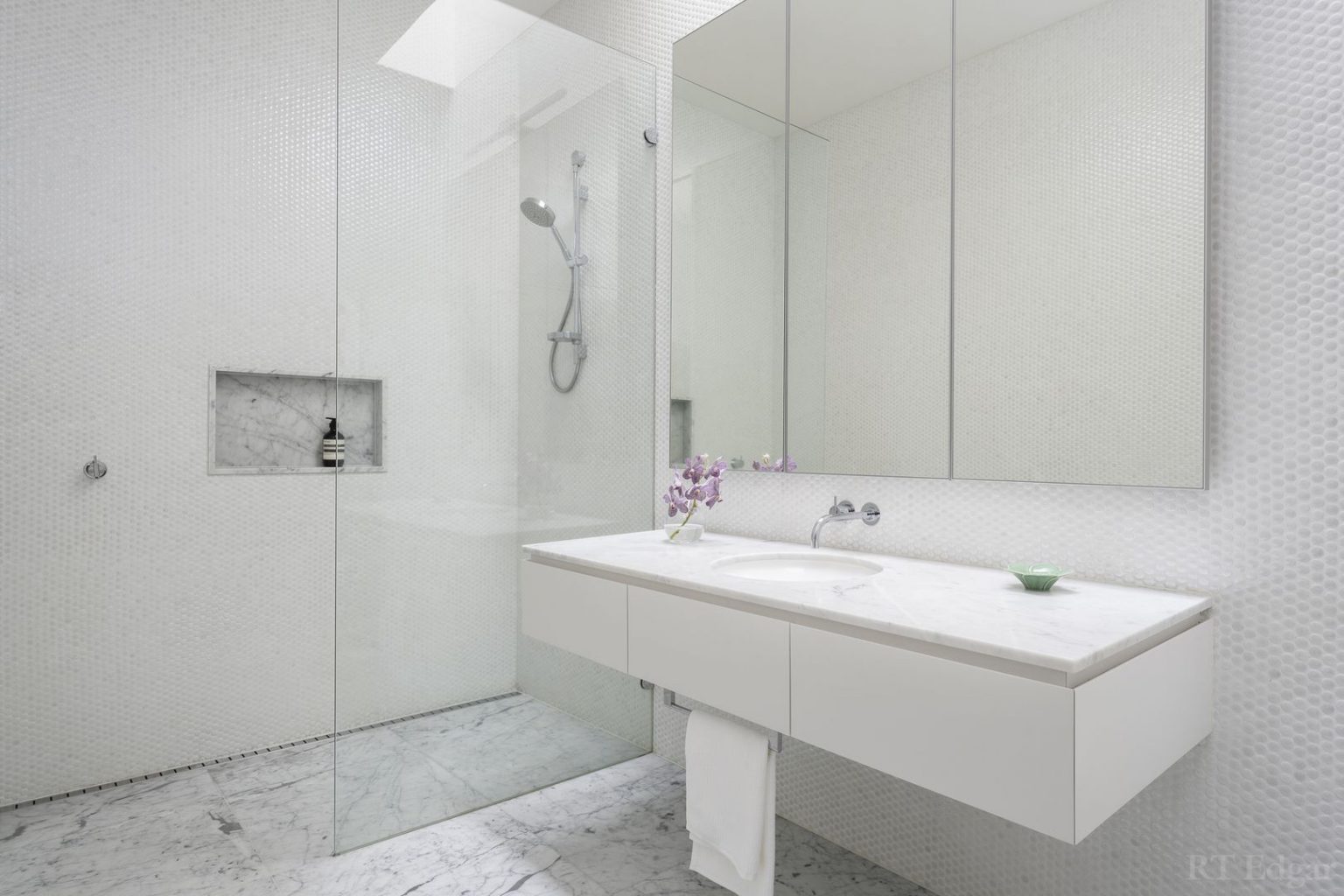 salle de bain design blanche