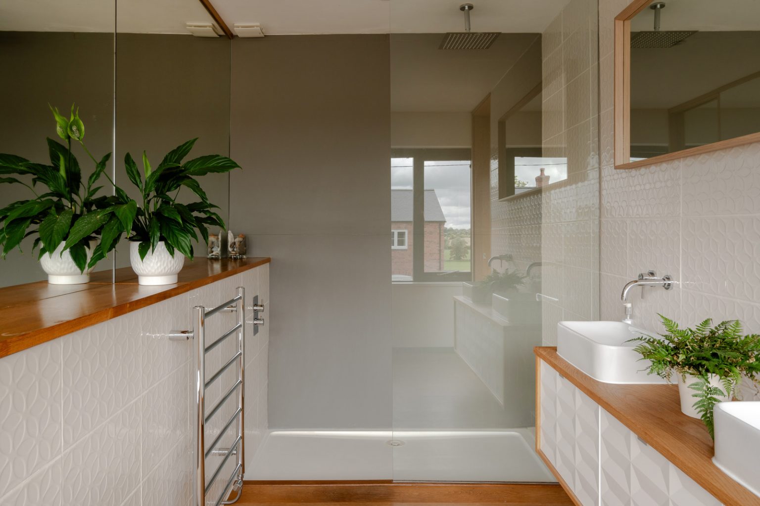 salle de bain blanche et bois