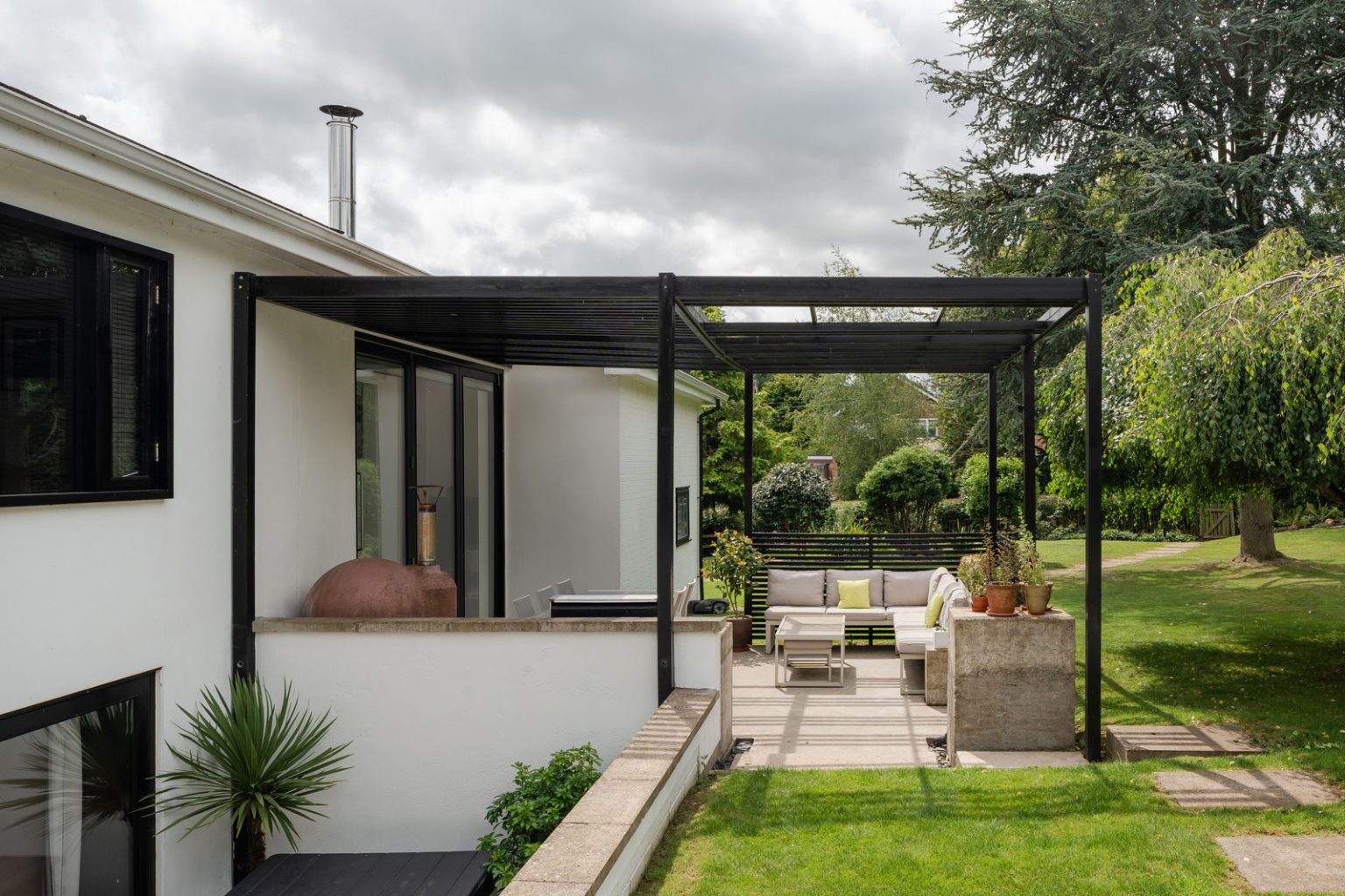 terrasse avec pergola acier décoration contemporaine