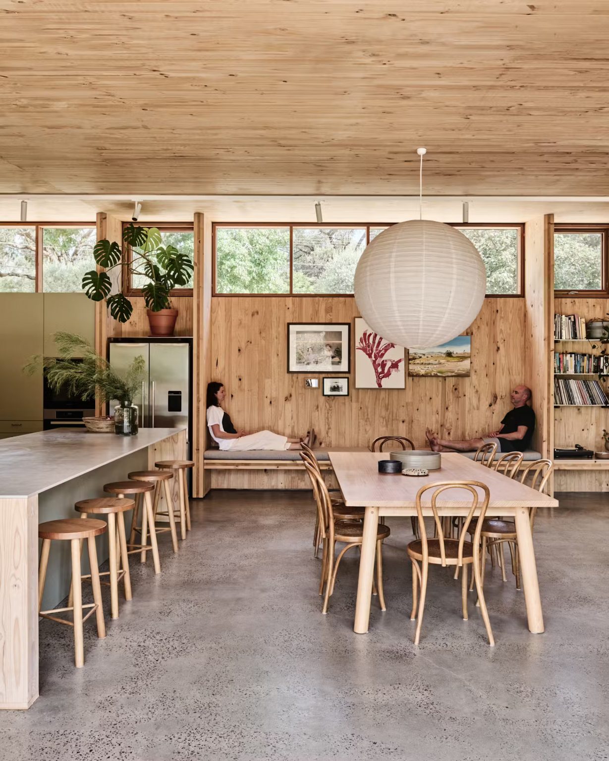 salle à manger et cuisine ouverte maison bois décoration contemporaine