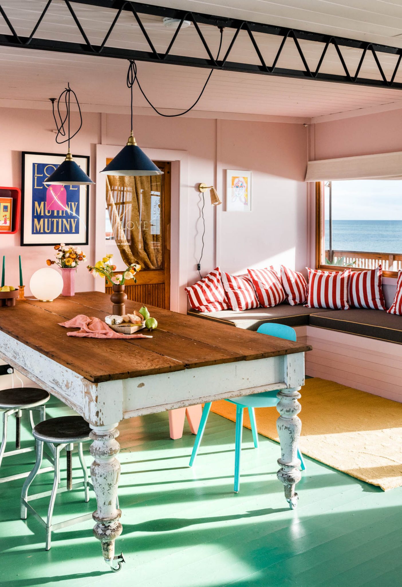 salon mur rose maison de plage