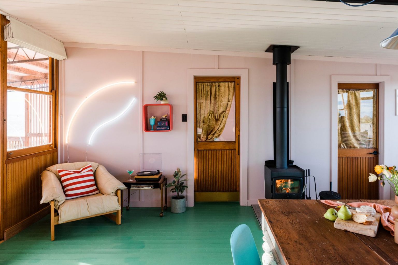 salon mur rose maison de plage
