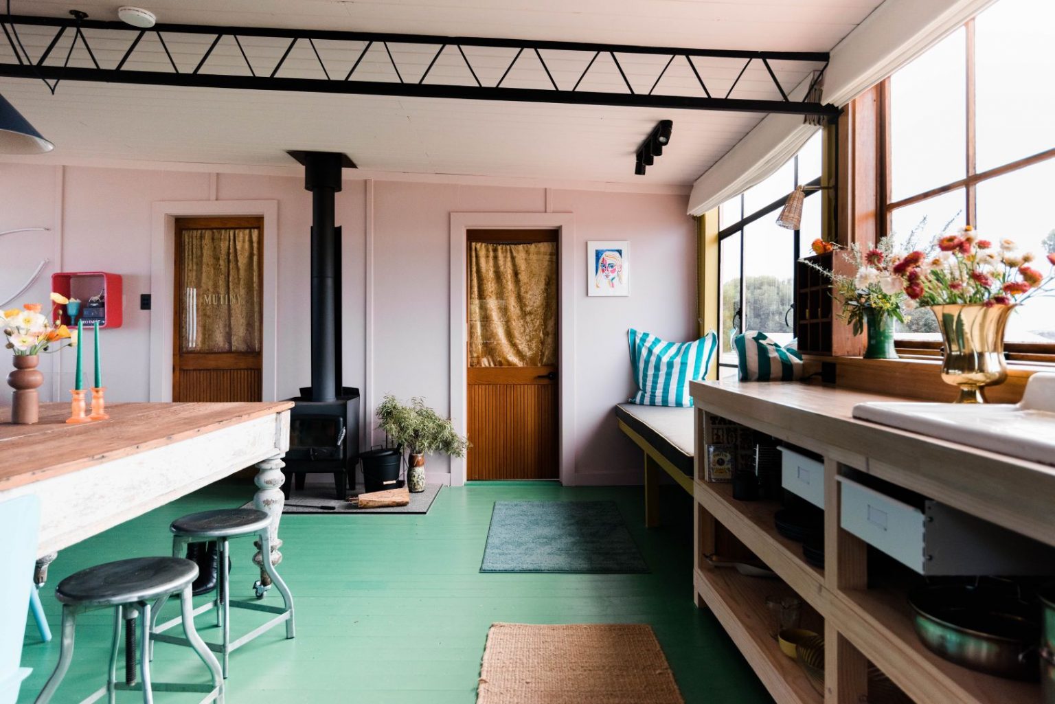 salon mur rose sol vert maison de plage