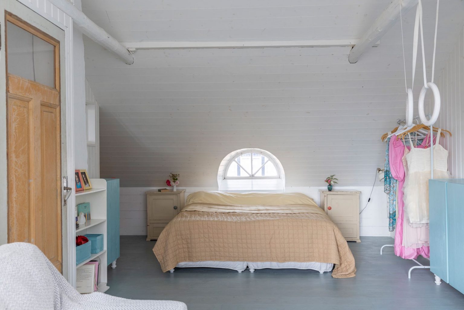 chambre avec fenêtre demi-lune maison ancienne en briques