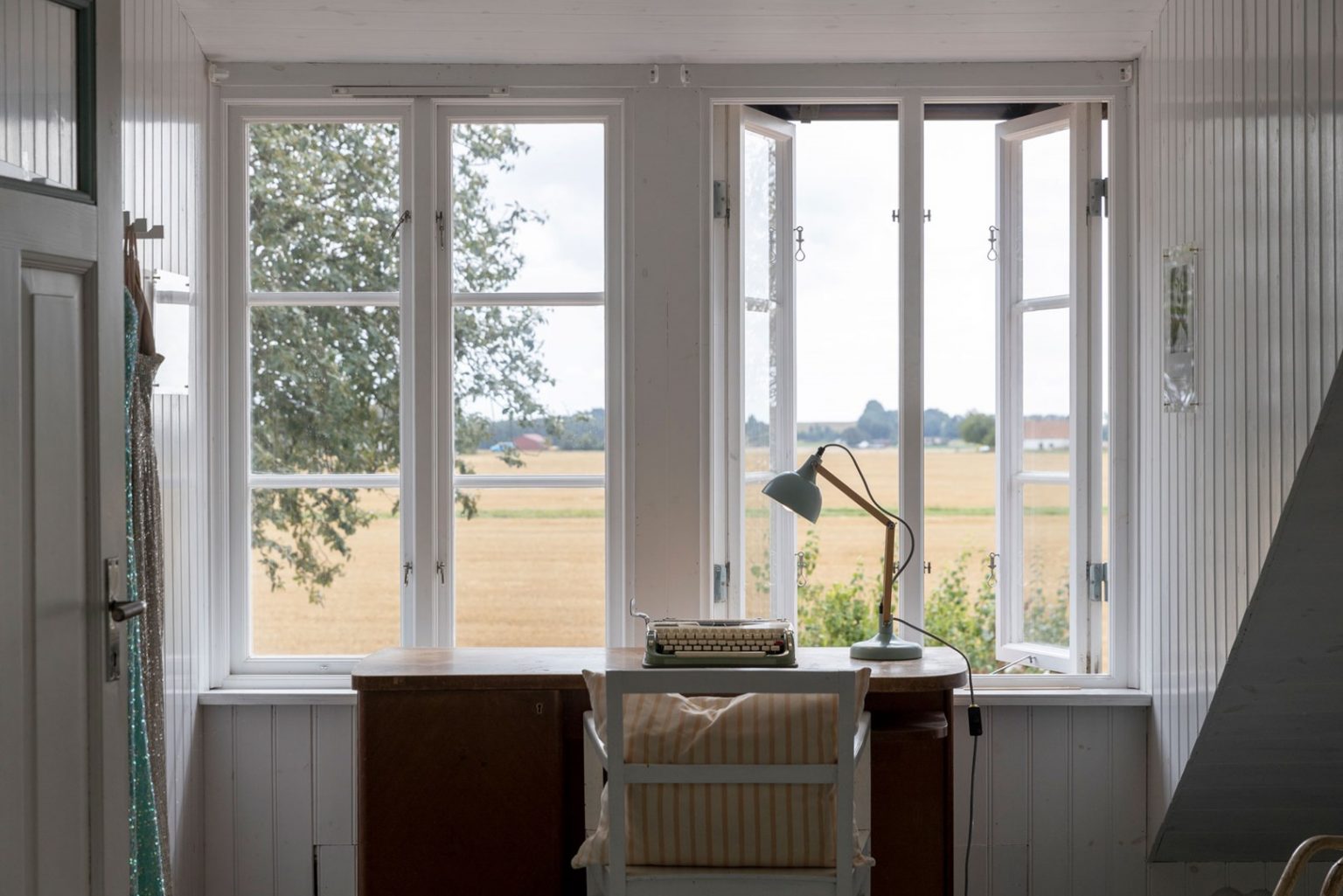 bureau sous fenêtre