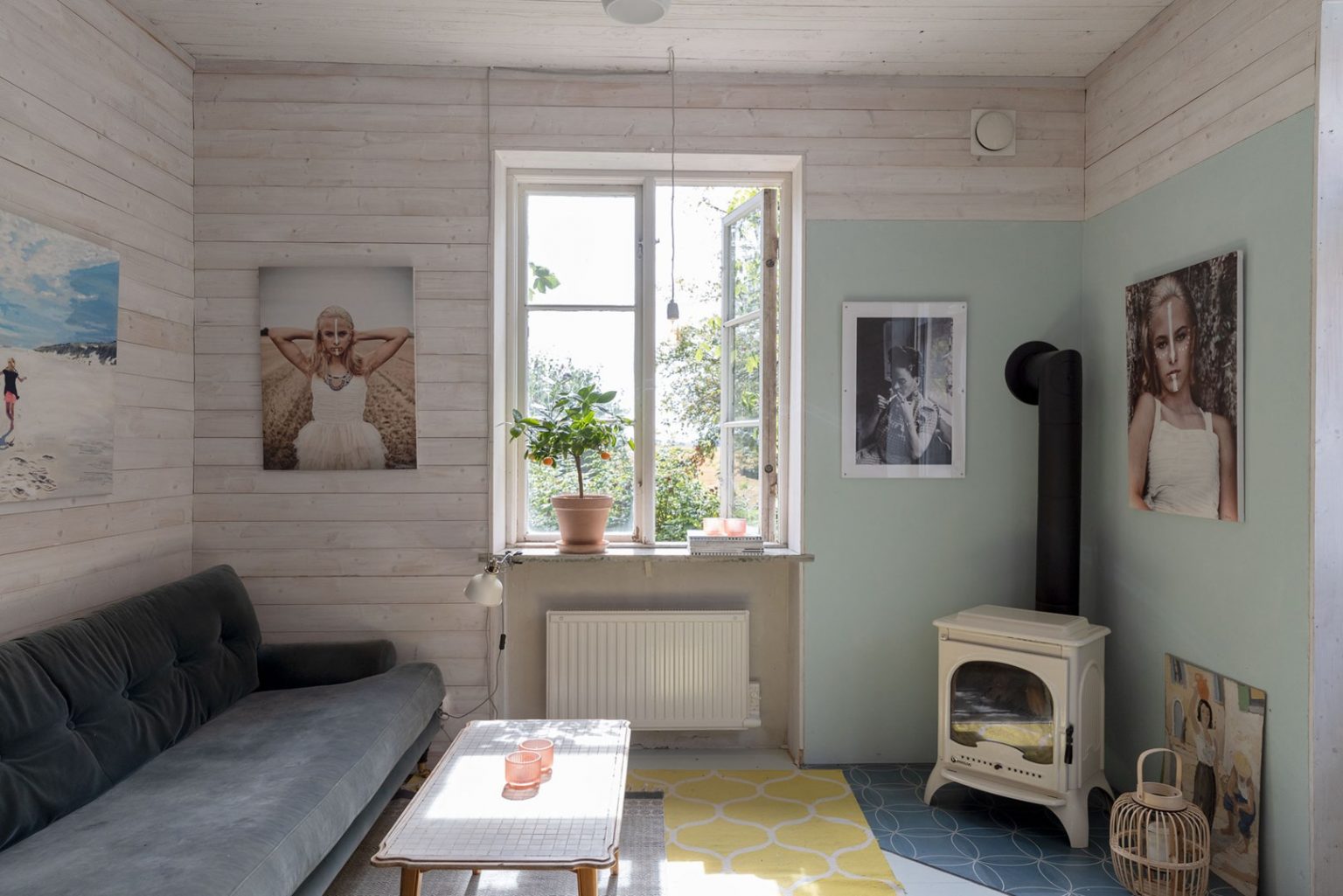 salon avec poêle maison ancienne en briques