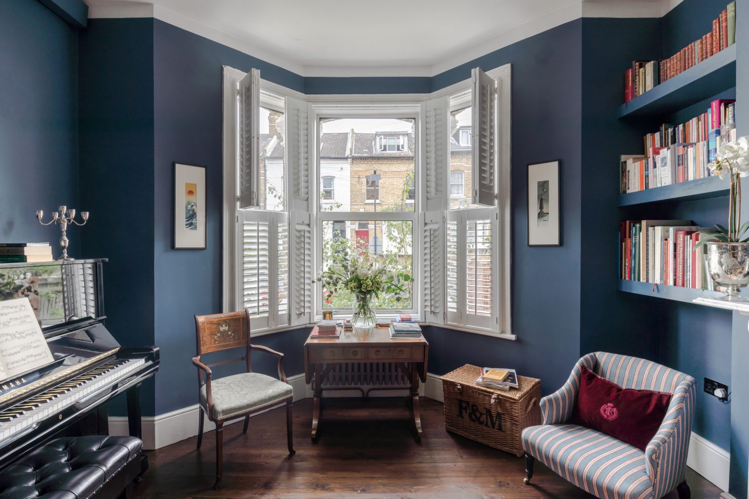 salon murs bleus et bow-window appartement Londres décoration vintage