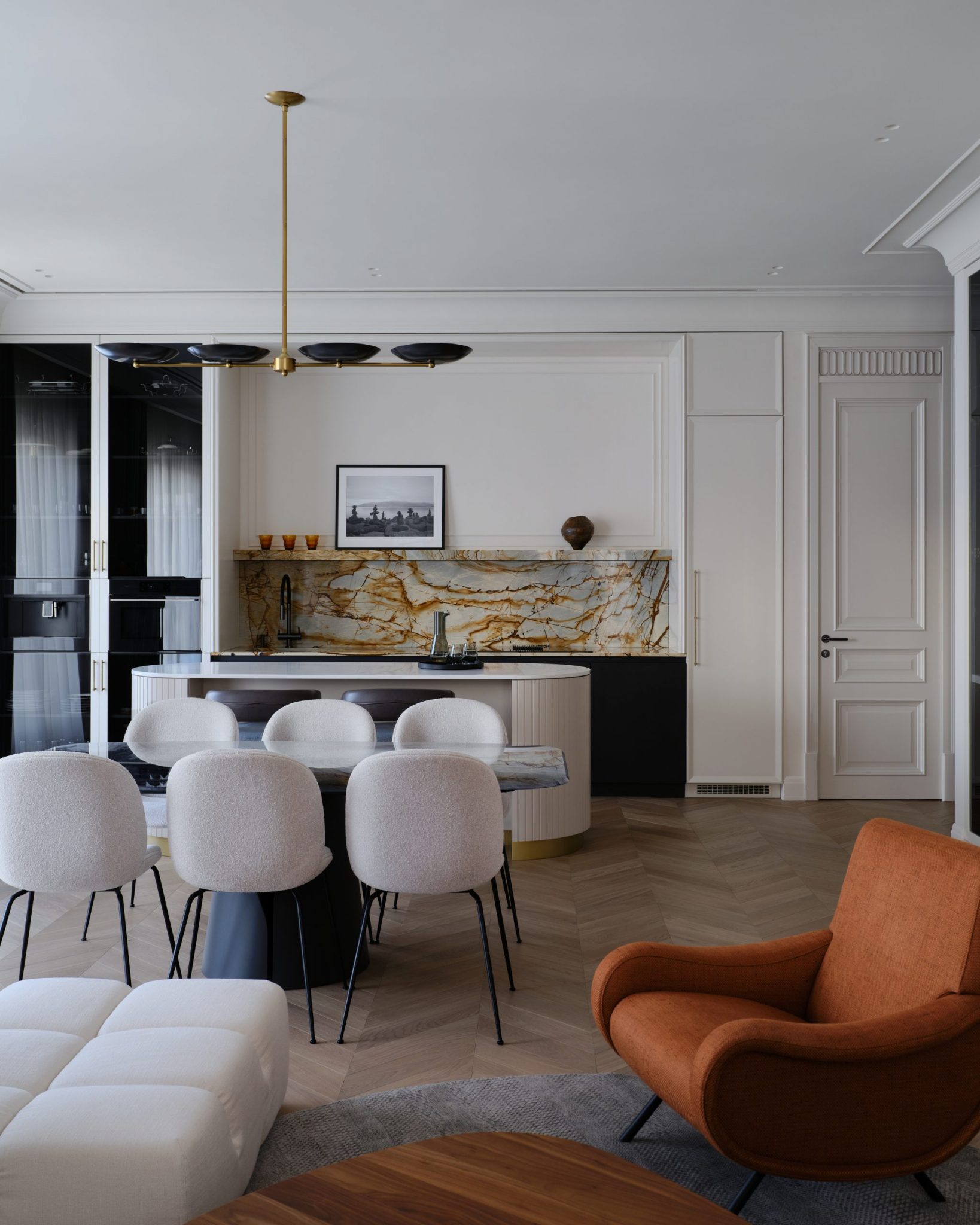 Un appartement contemporain pour des artistes et grands voyageurs