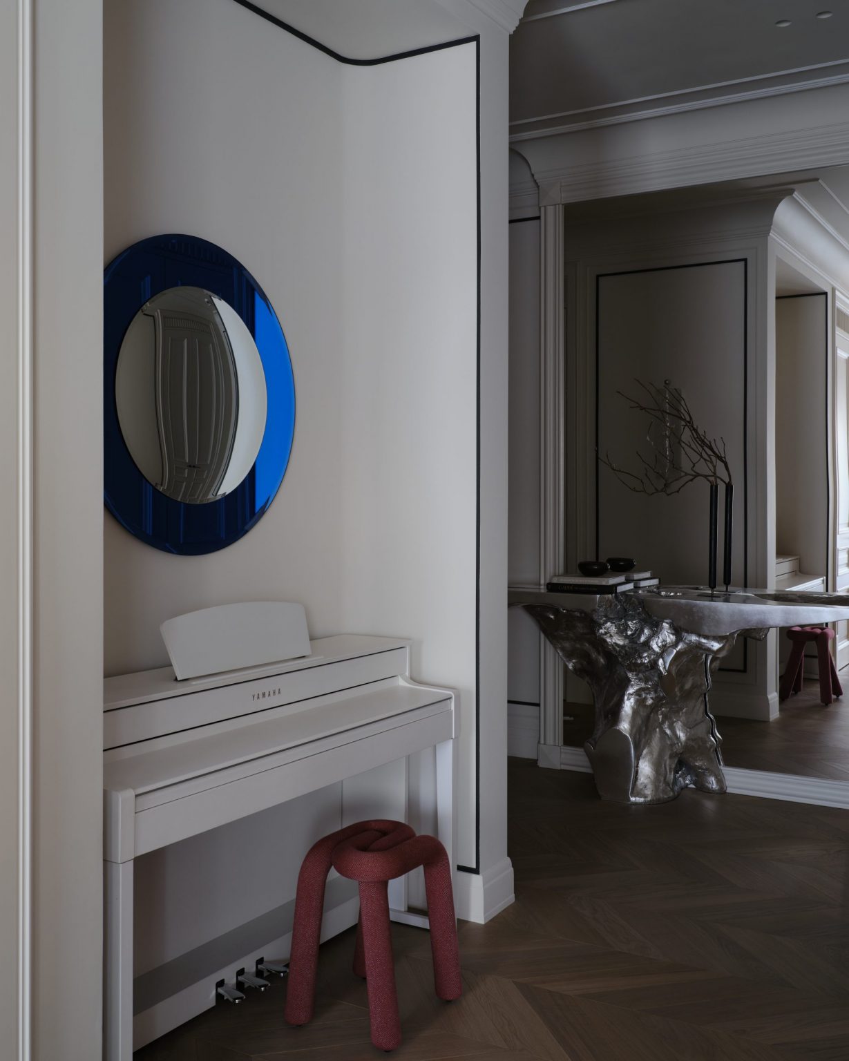 entrée avec piano et avec console métal décoration contemporaine