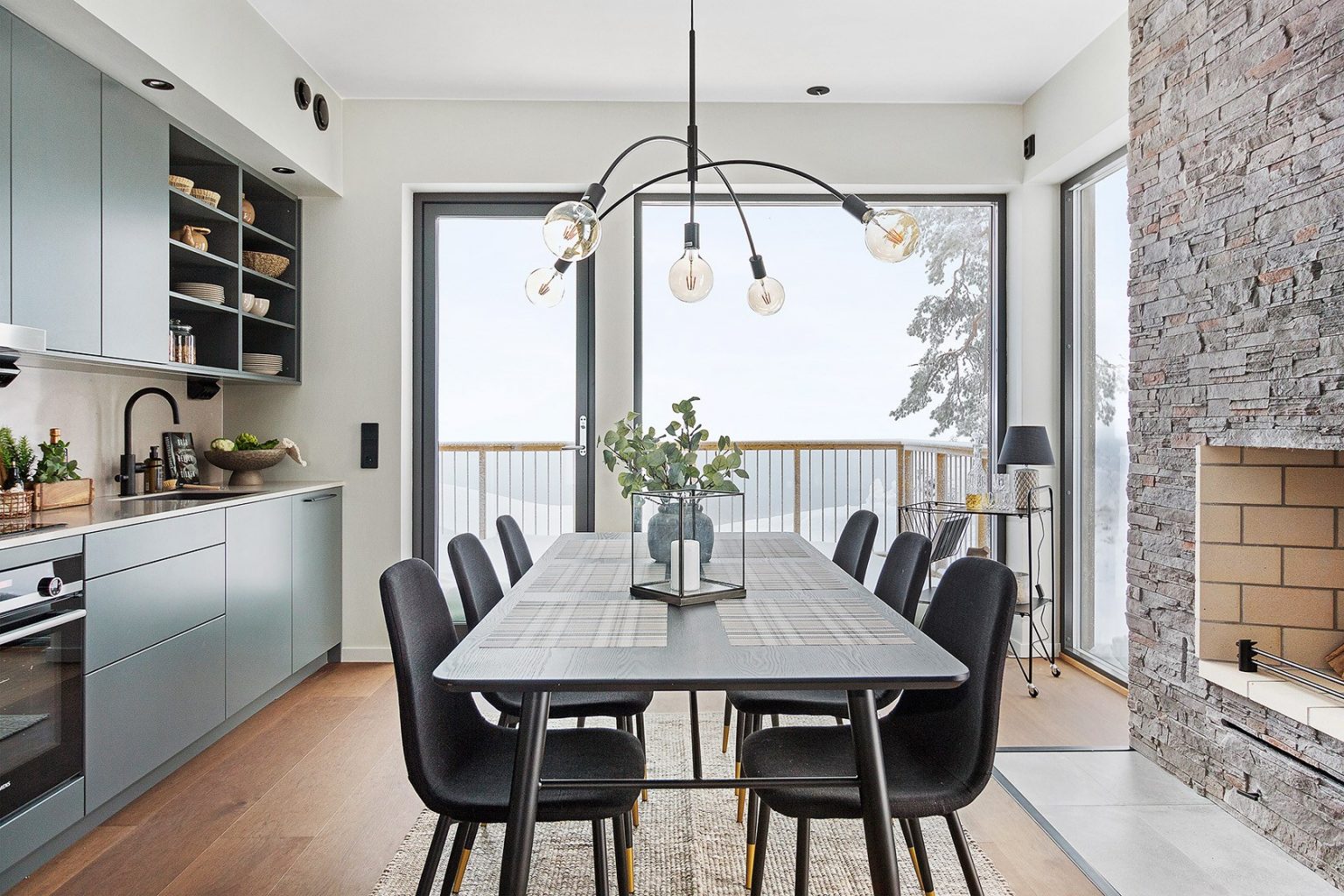 cuisine et salle à manger avec cheminée décoration design duplex à la montagne