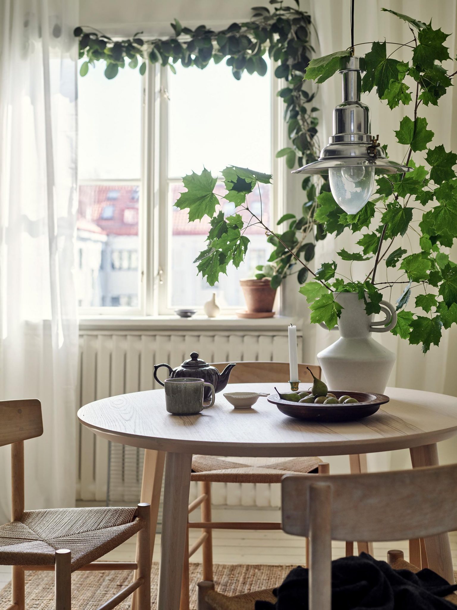 salle à manger avec table ronde décoration scandinave