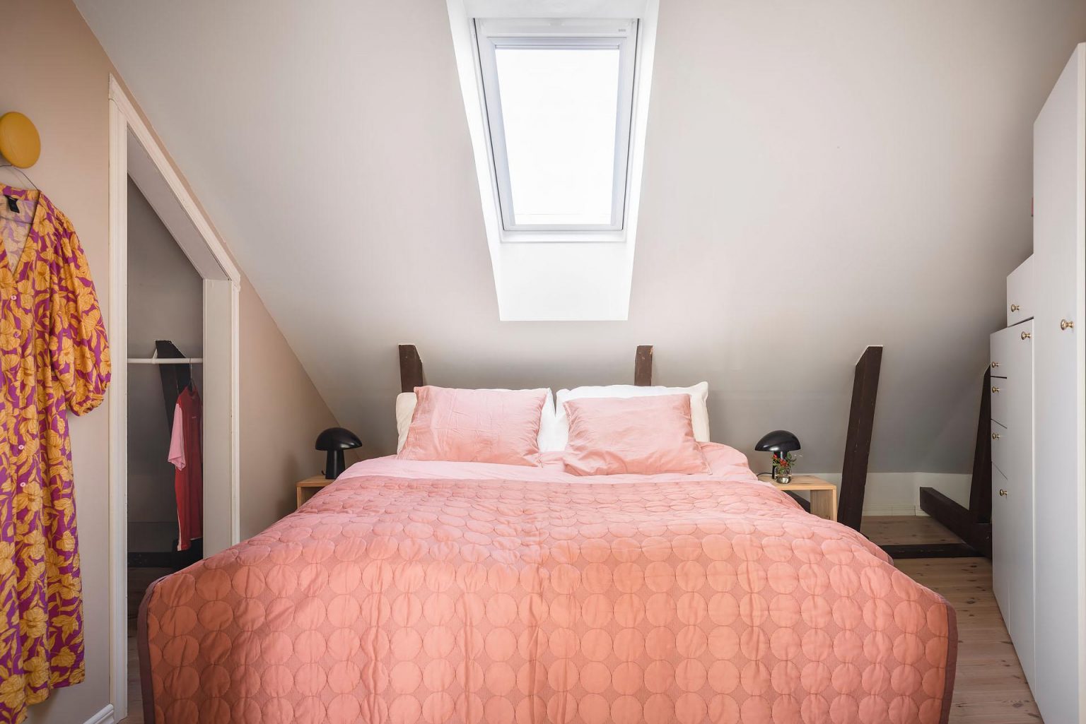 chambre mansardée avec velux décoration scandinave rose