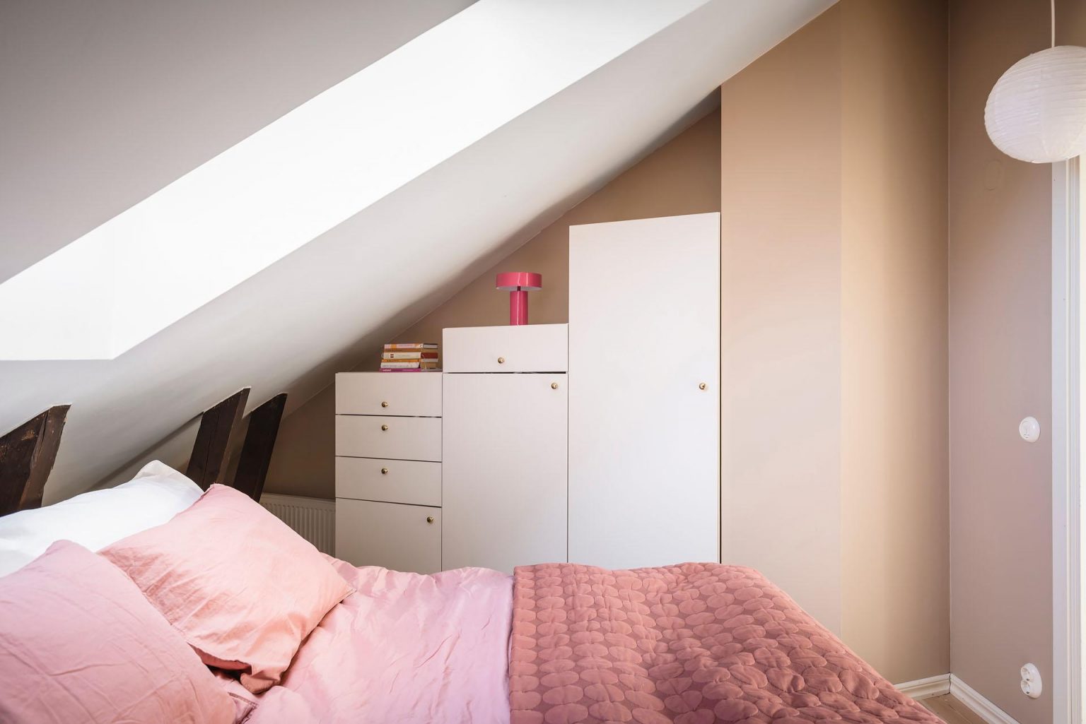 chambre mansardée avec velux décoration scandinave rose