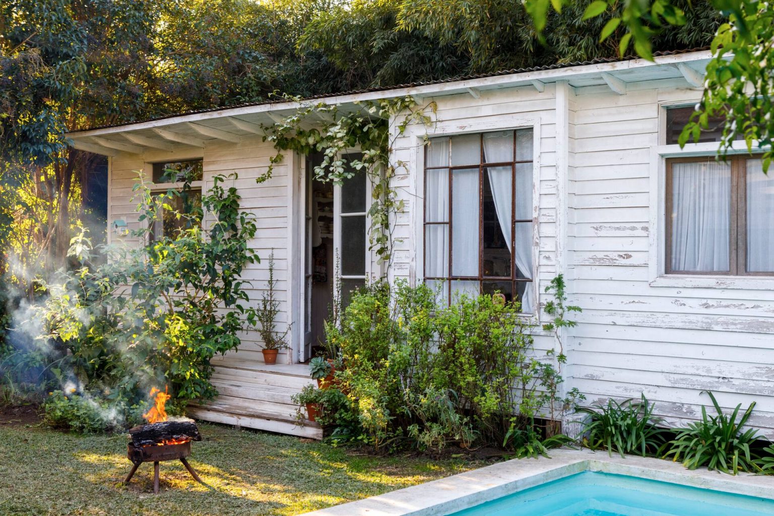 petite maison simple en bois avec piscine