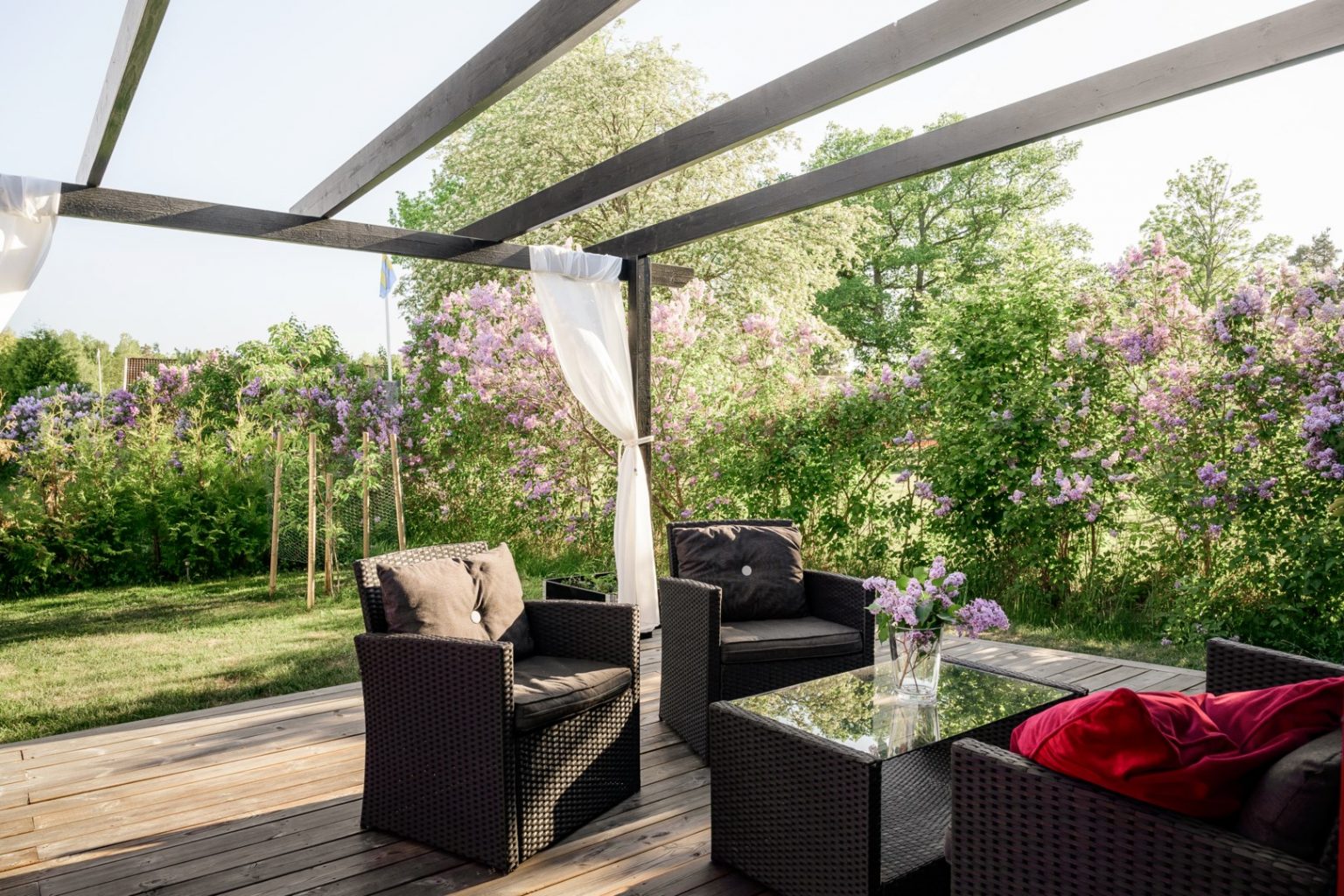 terrasse avec pergola petite maison 33m2 façade rouge