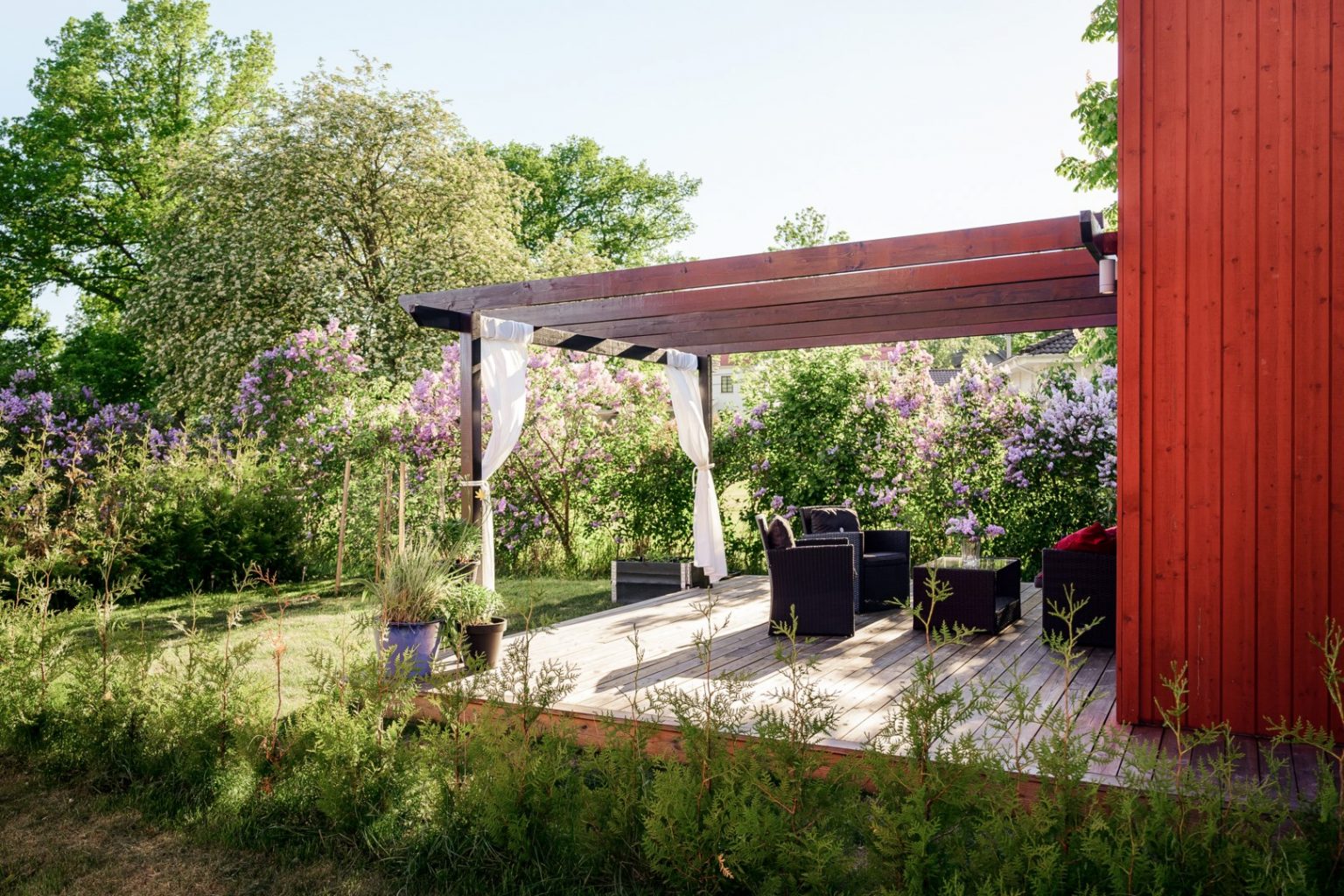 terrasse avec pergola petite maison 33m2 façade rouge