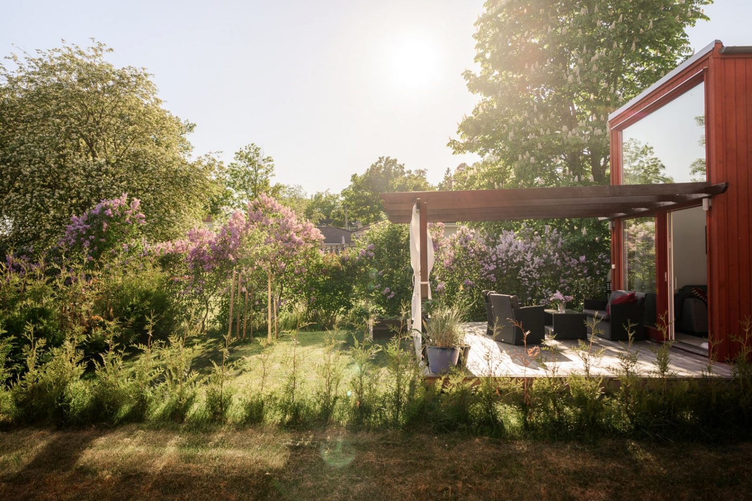 terrasse avec pergola petite maison 33m2 façade rouge