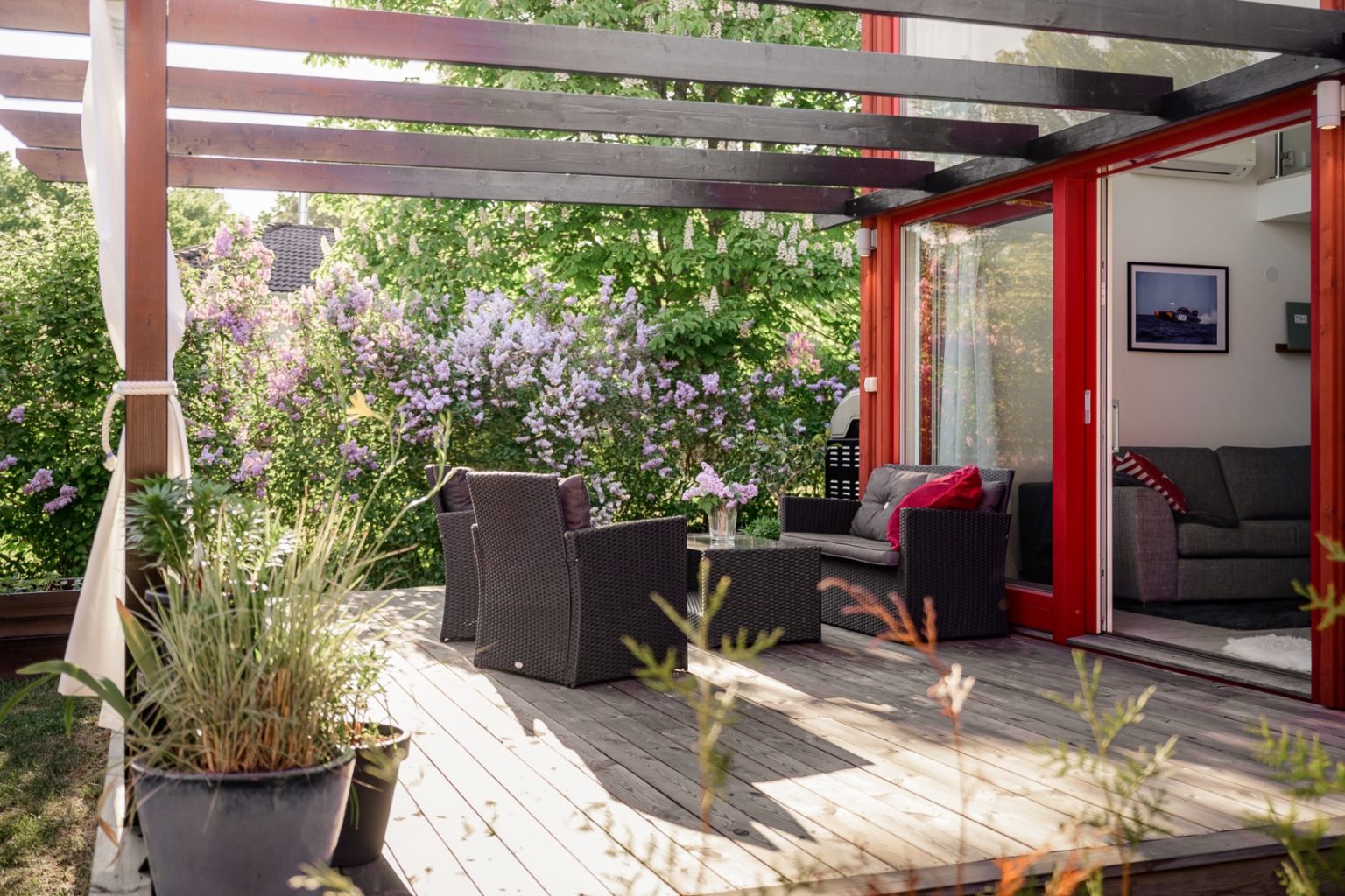 terrasse avec pergola petite maison 33m2 façade rouge