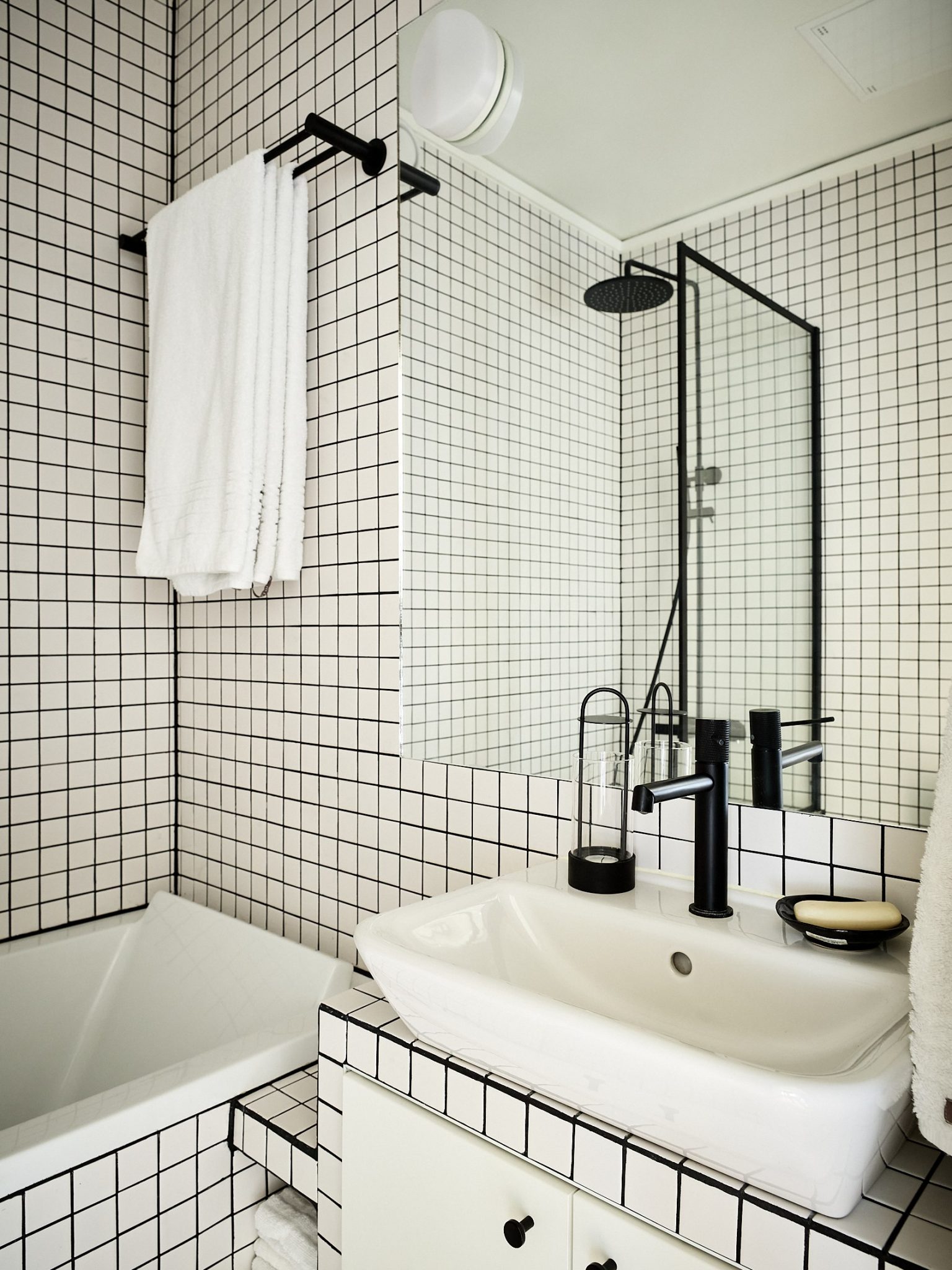 salle de bain petits carreaux blancs joints noirs