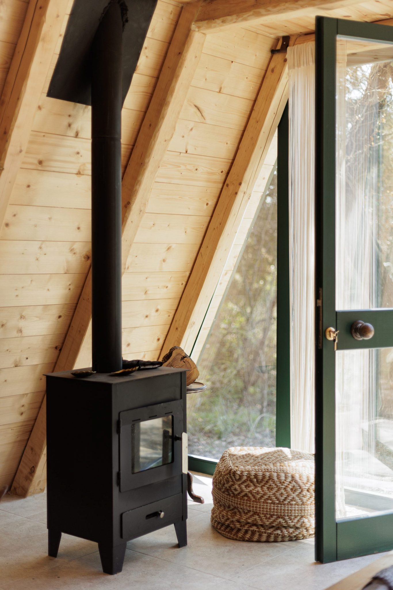 poêle dans maison en bois