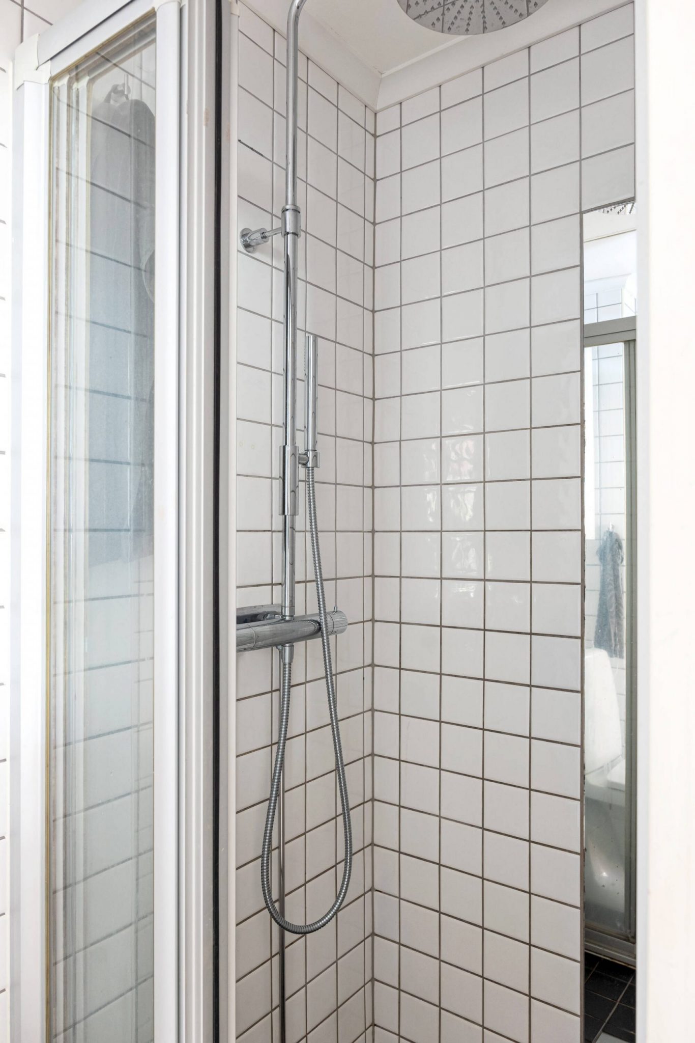 salle de bain carrelage blanc