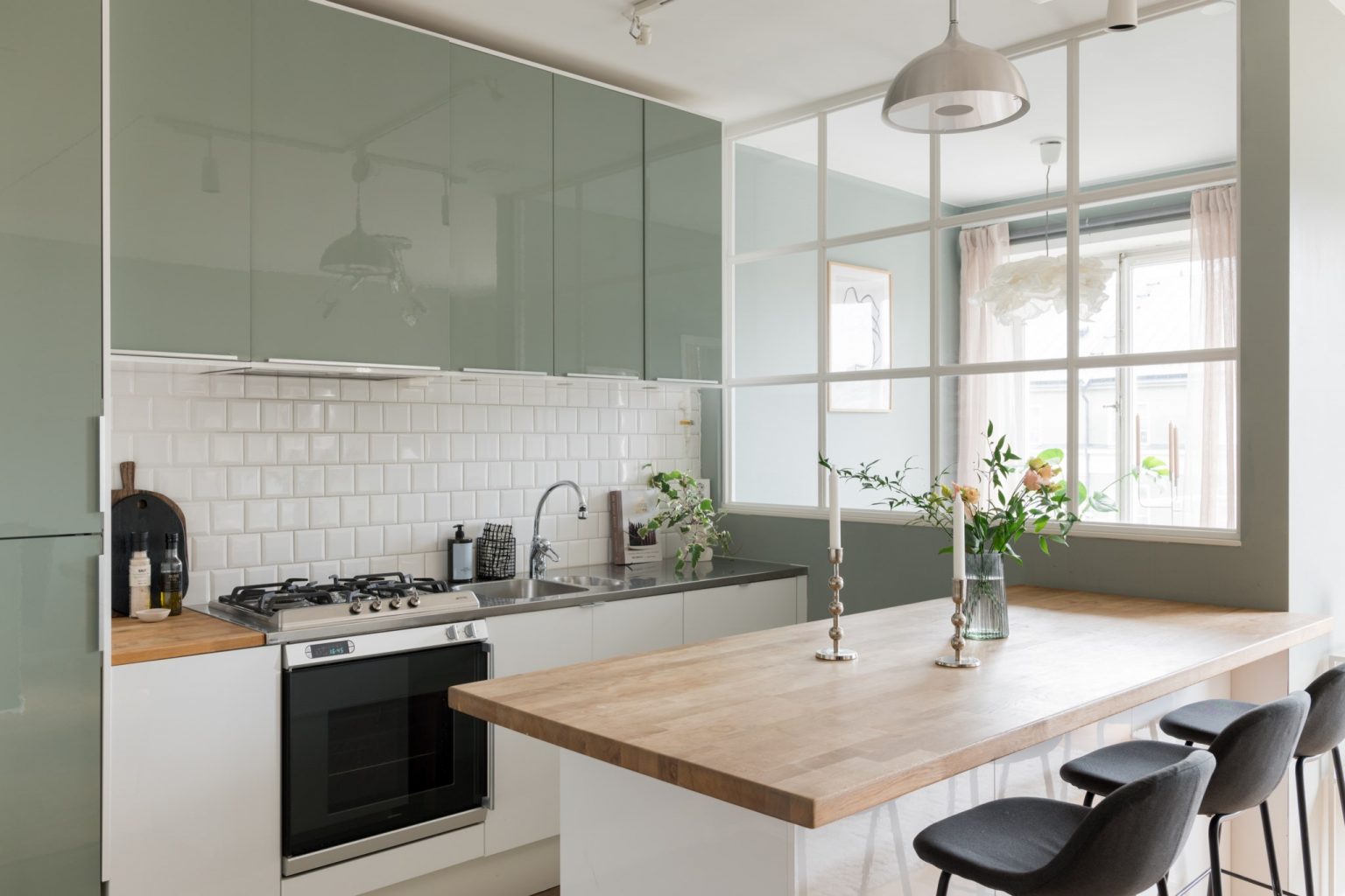 cuisine ouverte verte et blanche deux-pièces 39m2 décoration scandinave