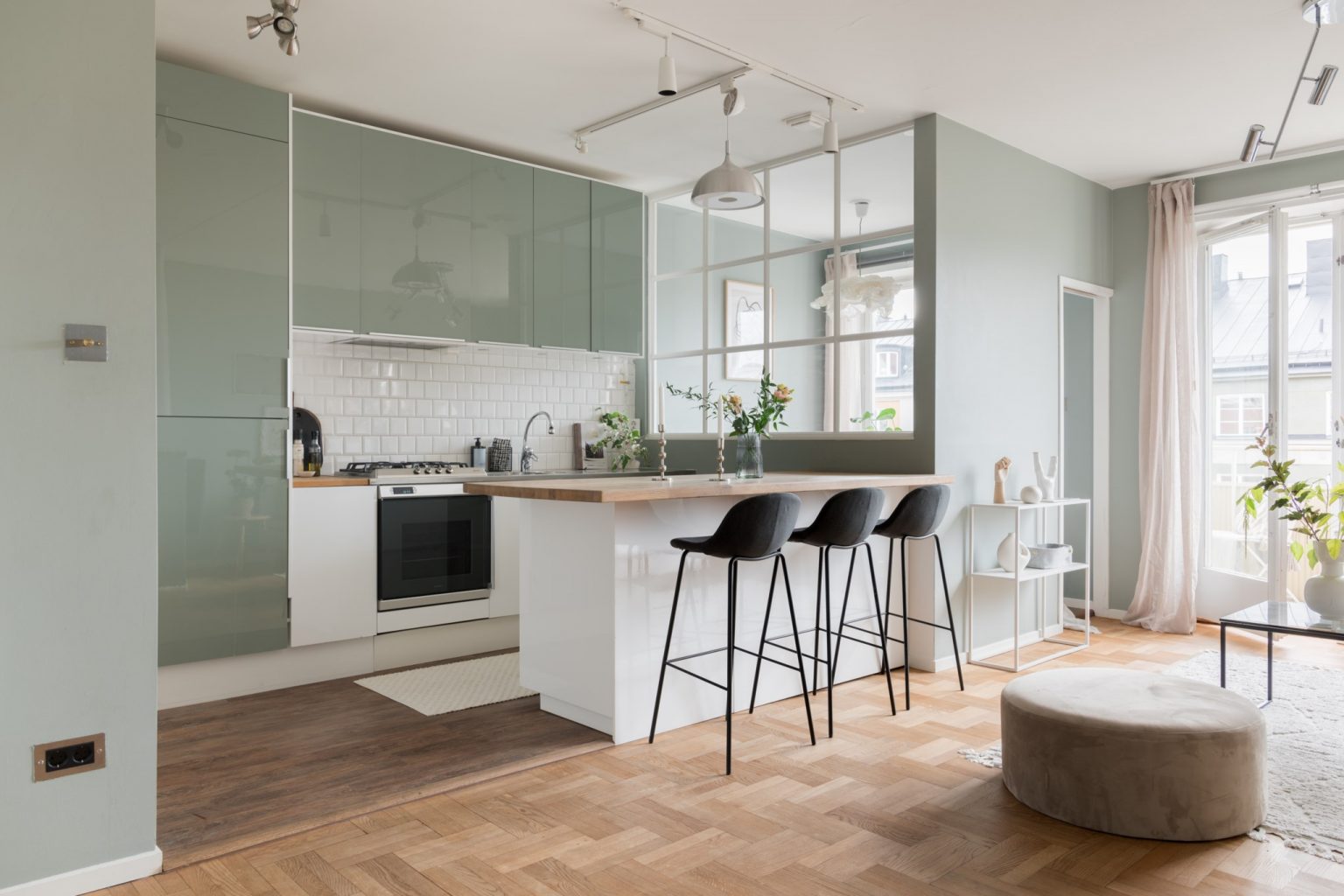 cuisine ouverte verte et blanche deux-pièces 39m2 décoration scandinave