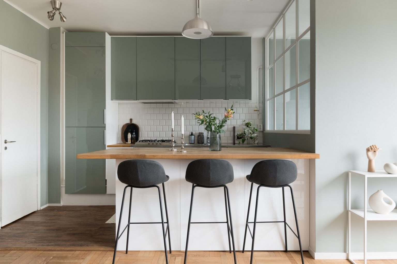 cuisine ouverte verte et blanche deux-pièces 39m2 décoration scandinave